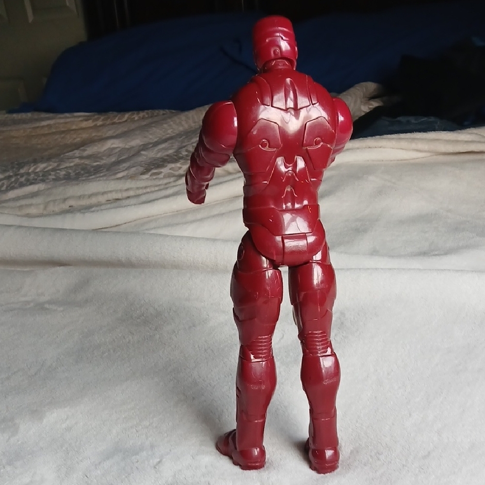 Iron Man Red & Gold Action Figure - Picture 5 of 5